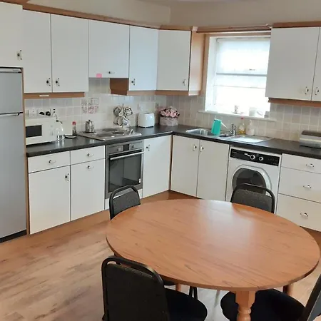 2 Bed - Sleeps 6 - Parking - Wifi Feriehus