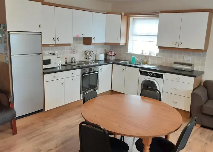 2 Bed - Sleeps 6 - Parking - Wifi Feriehus